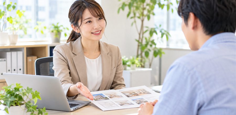 女性スタッフが賃貸相談を案内している様子